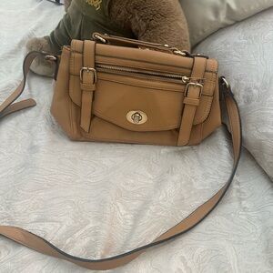Elegant Tan Leather Shoulder Bag